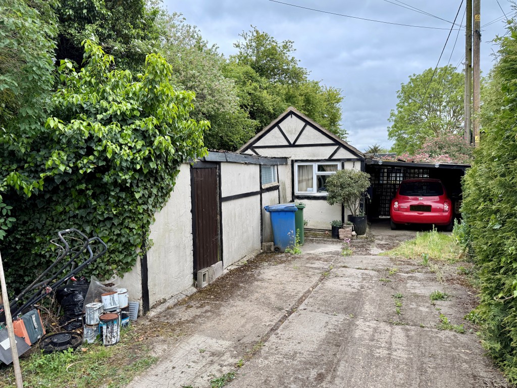 Lot: 84 - BUNGALOW ON LARGE PLOT WITH STABLE AND PADDOCK OFFERING POTENTIAL - Detached bungalow with car port